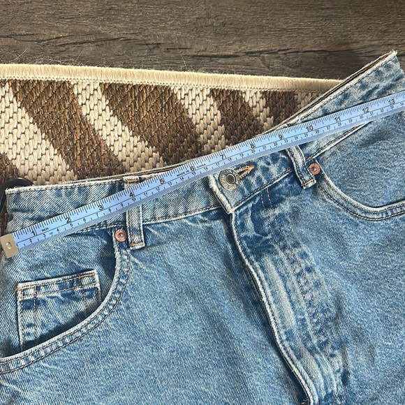 The perfect summer short, high waisted, medium blue jeans, Zara US size 4. - Picture 5 of 5